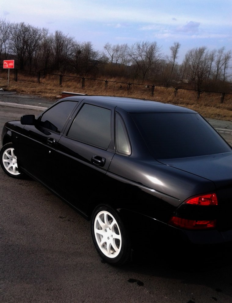 Лада Приора седан черная тонированная