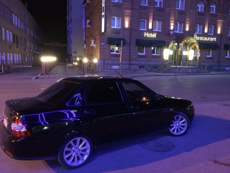 Черная Приора седан на 17 камриках