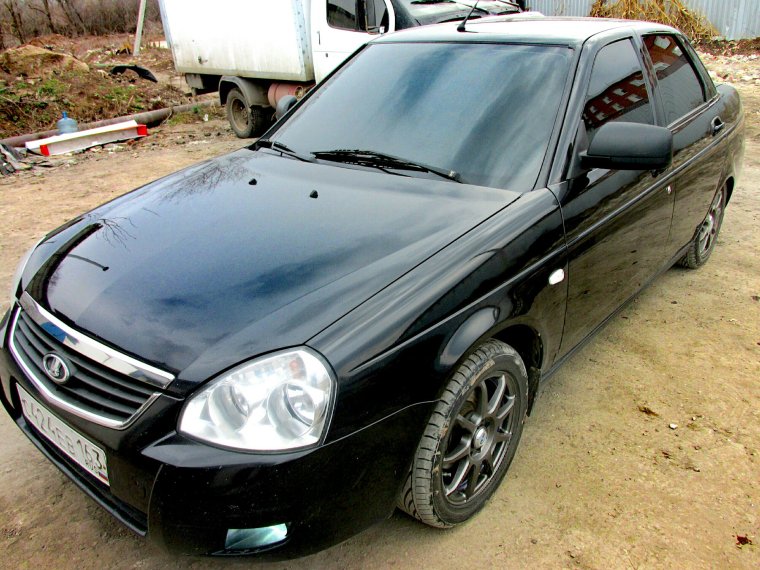 Лада Приора седан черная тонированная