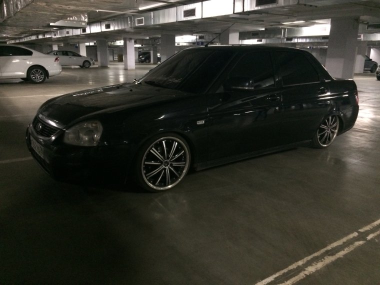 Приора черная тонированная на дисках 17