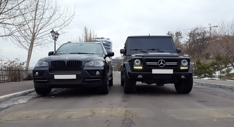 Новый Гелик возле ресторана