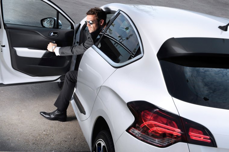 Человек выходит из машины