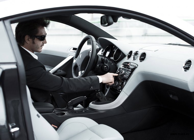 Мужчина за рулем автомобиля