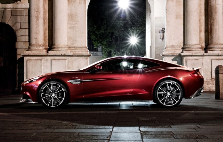 Астон Мартин темно бордовый