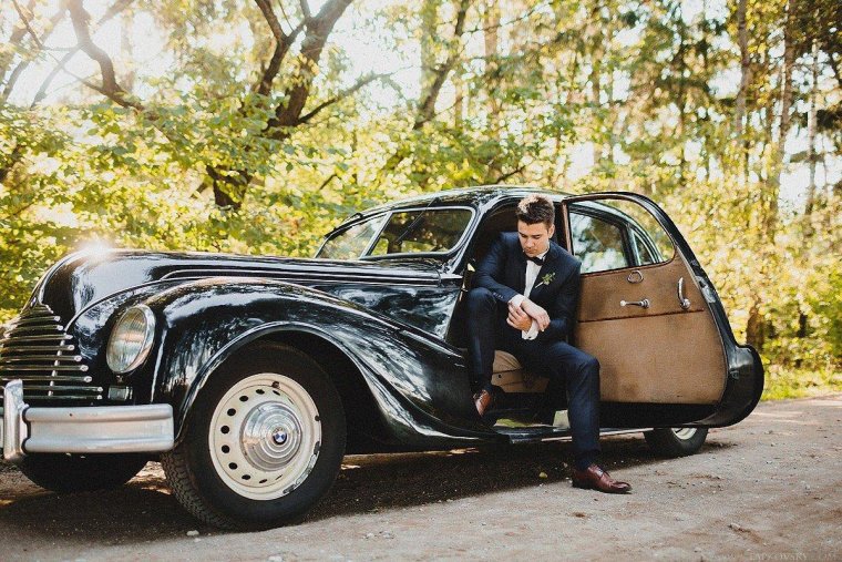 Ретро авто и мужчина