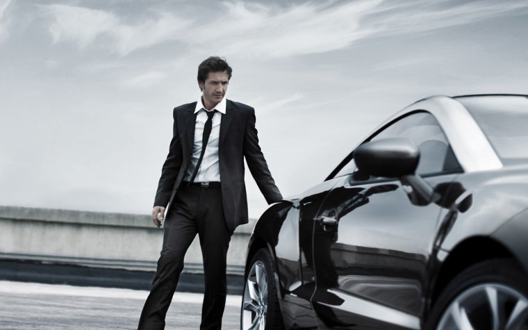 Парень в машине