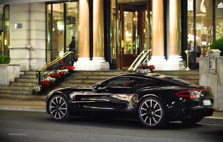 Aston Martin one-77 чёрная