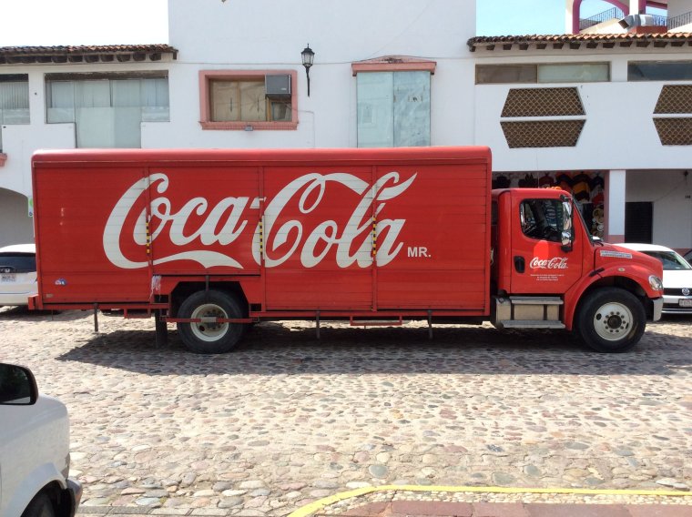 Машина откачивает воду