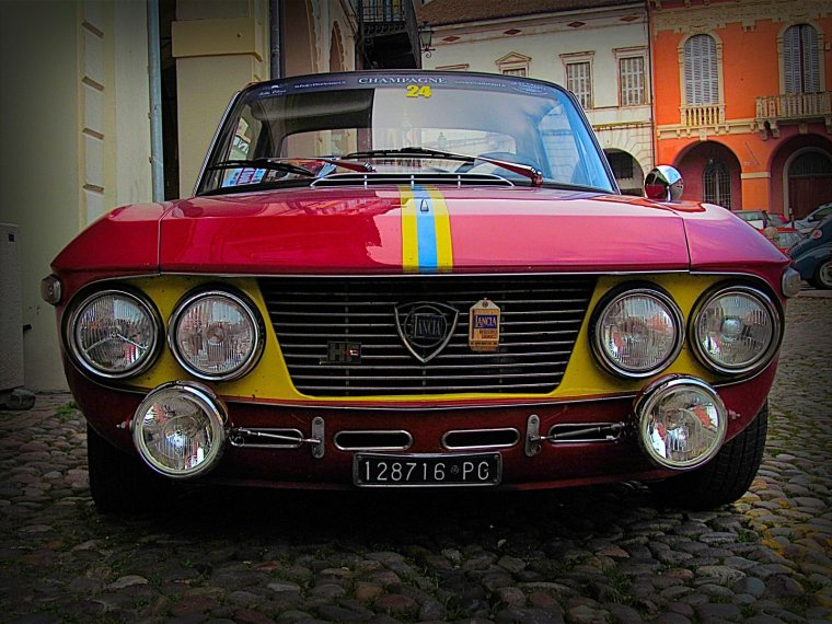 Авто с круглыми фарами спереди