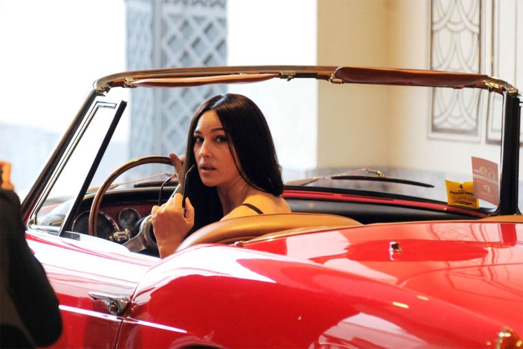 Моника Белуччи в машине