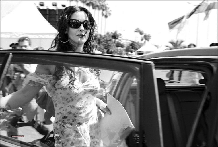 Моника Беллуччи за рулем