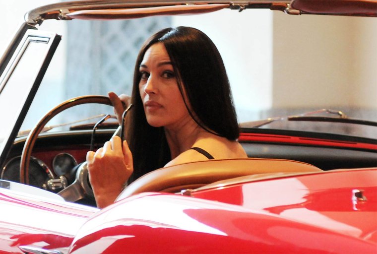 Моника Беллуччи в машине