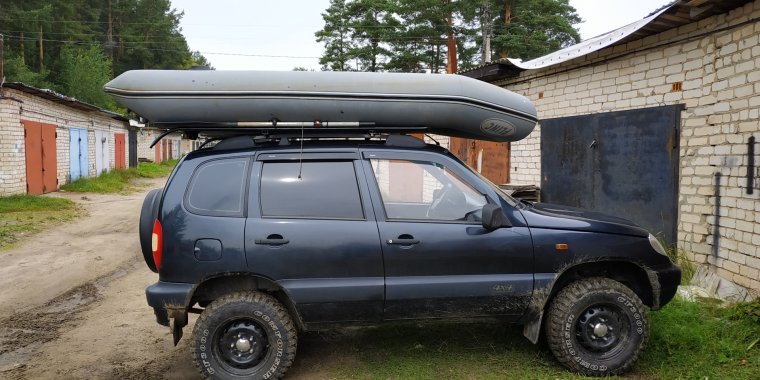 Лодка на крыше Нивы Шевроле