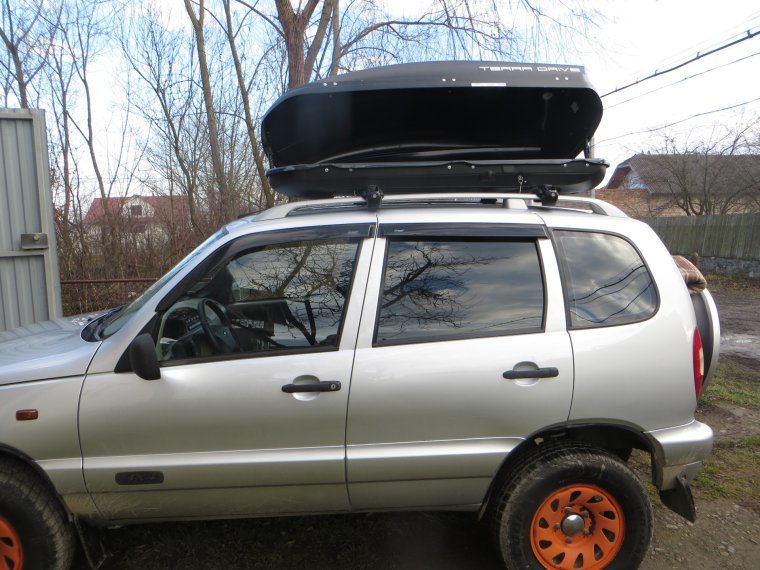 Шеви Нива с боксом на крыше