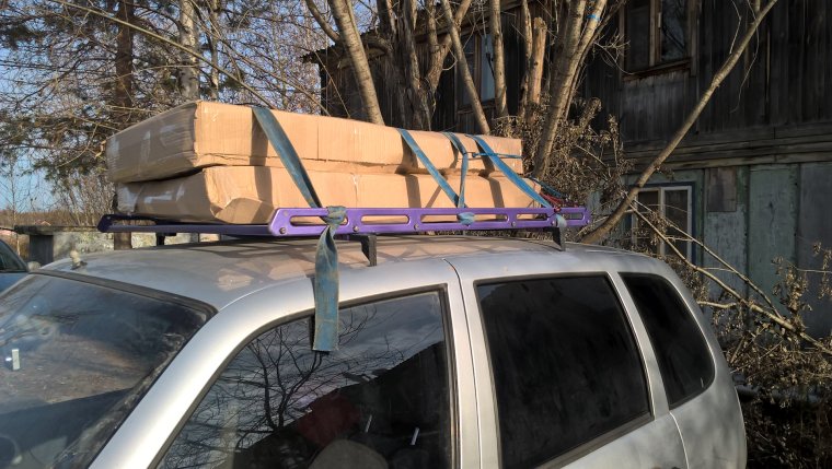 Байдарка на крыше машины