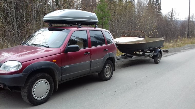 Лодка на крыше Нивы Шевроле