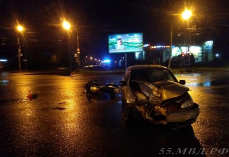 Разбитая машина на трассе ночью