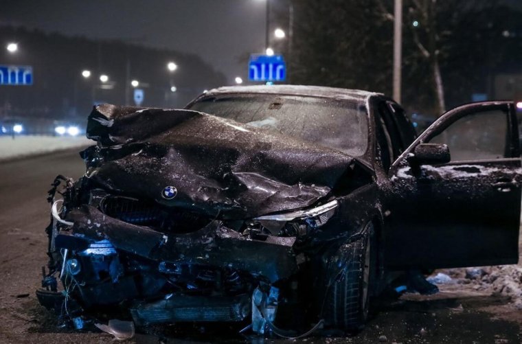 Разбитая машина зимой ночью