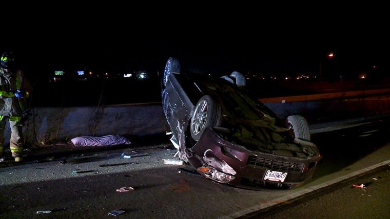 Заброшенная машина ночью