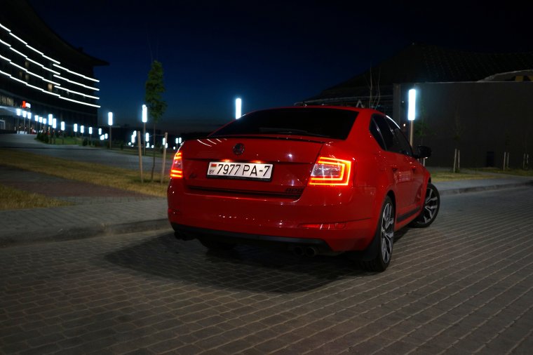 Skoda Octavia красная сзади