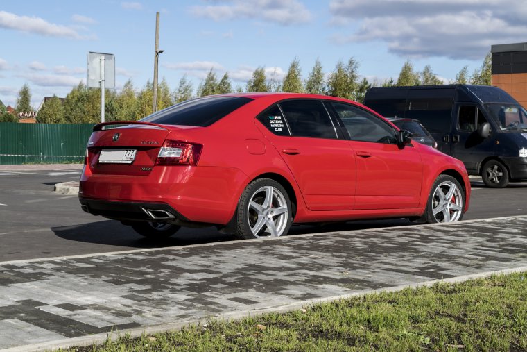 Октавия а7 Блэк эдишн белая