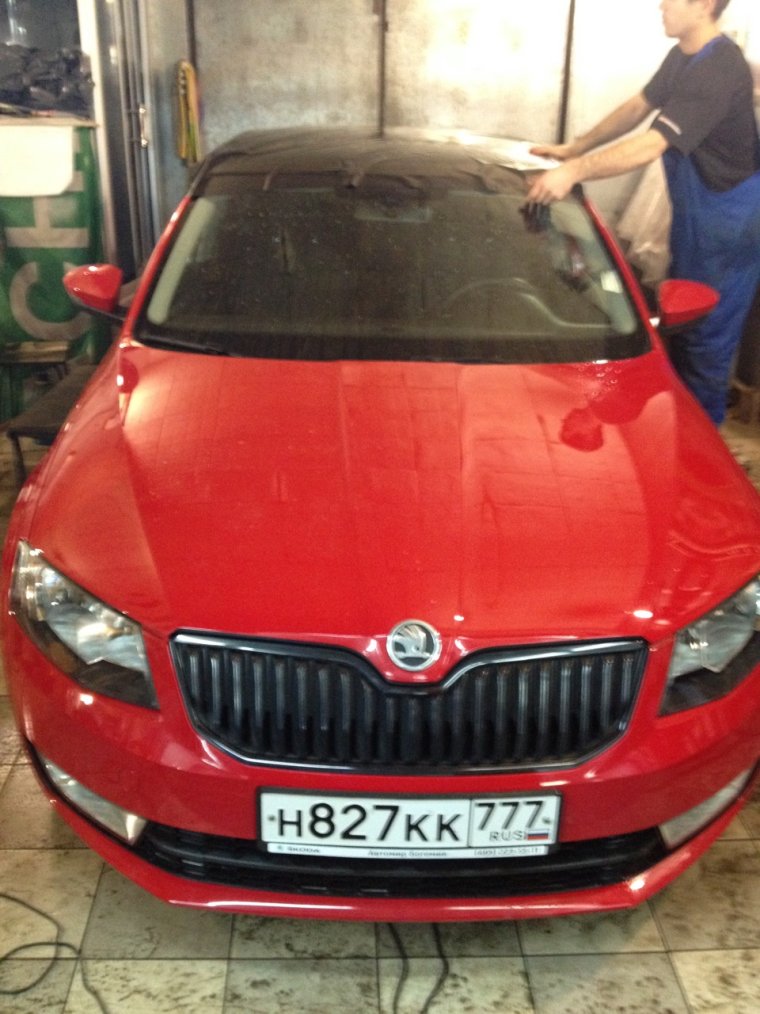 Красная Октавия а7 с черной крышей