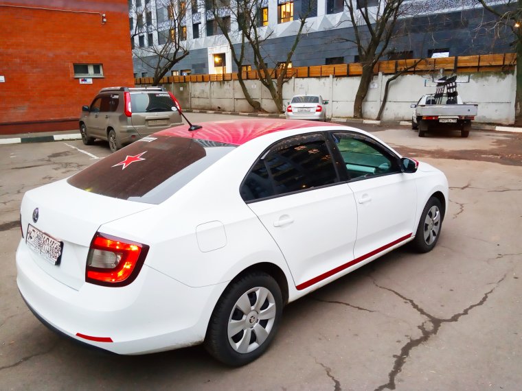 Шкода Рапид с красной крышей