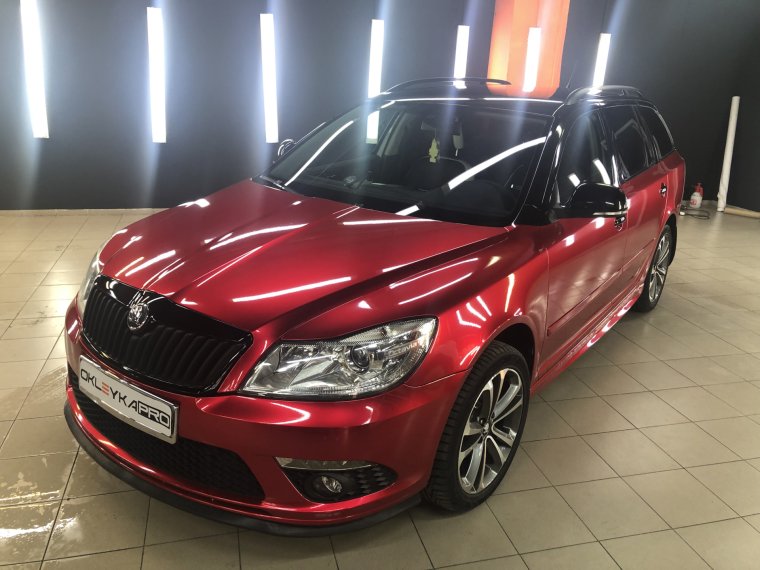 Шкода Октавия в красной пленке