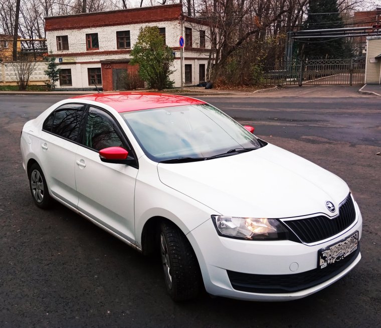 Шкода Рапид красная с черной крышей