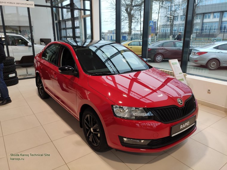 Шкода Рапид красная с черной крышей