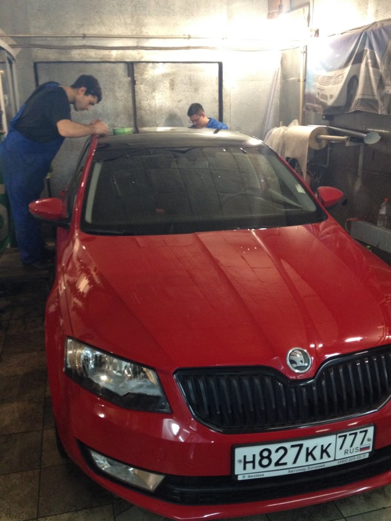 Красная Октавия а7 с черной крышей