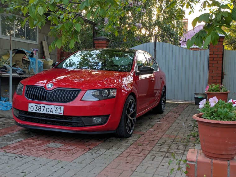 Skoda Octavia a7 RS белая