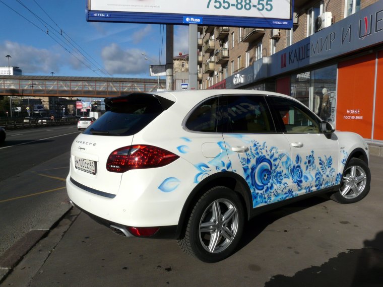 Гжель на белой машине