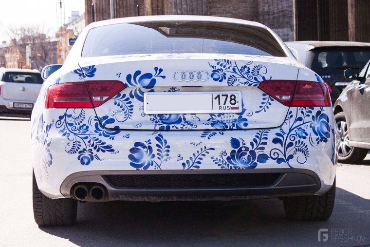 Автомобиль под Гжель