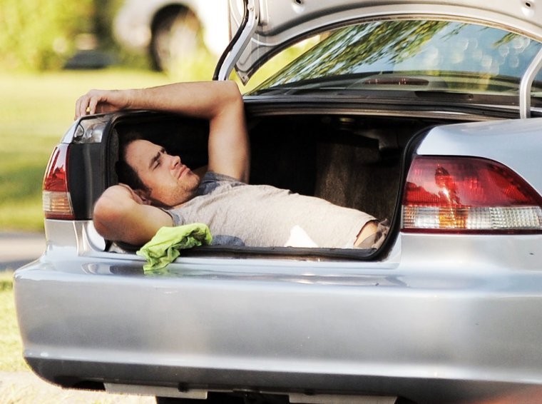 Девушка в багажнике автомобиля