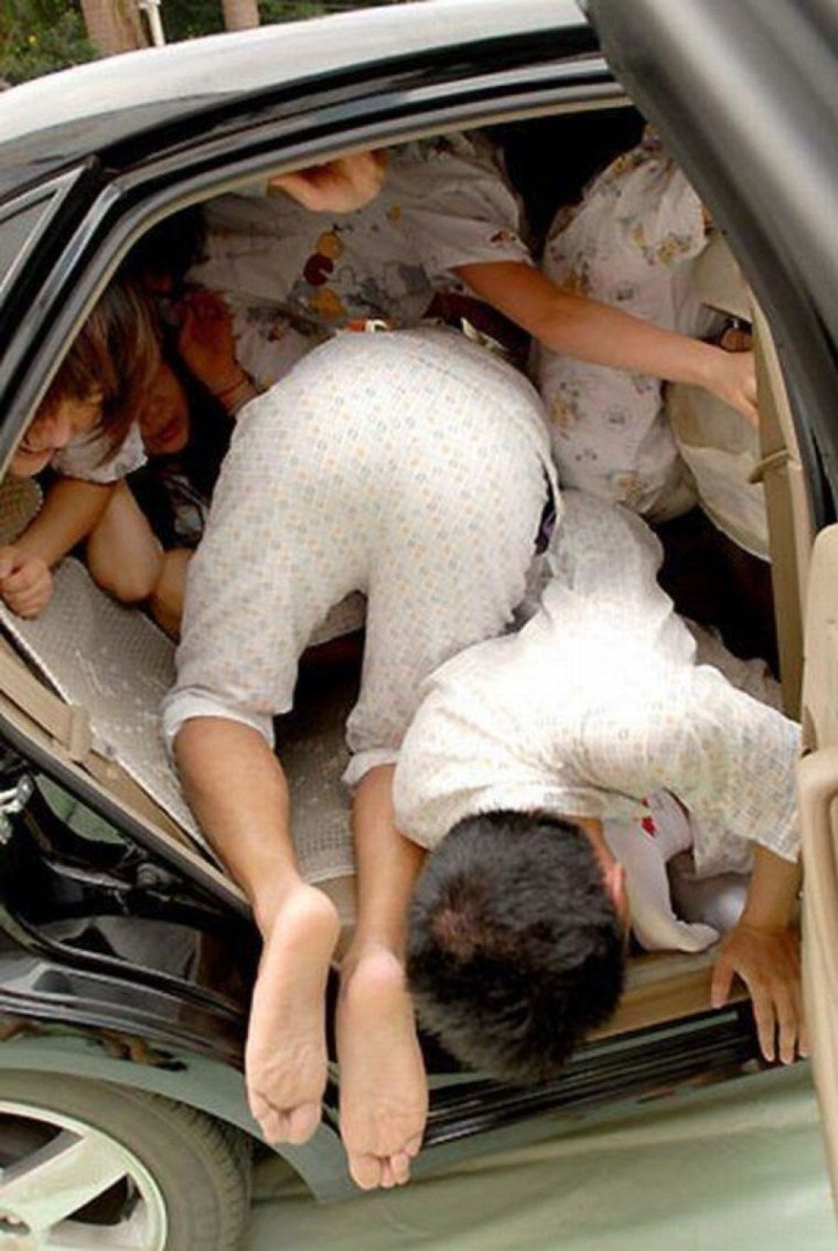 Много людей в машине