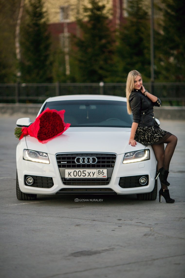 Блондинка около машины