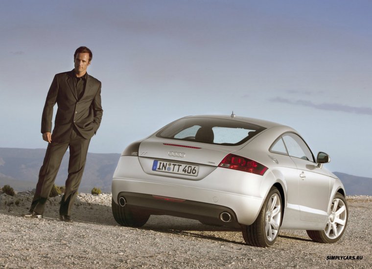 Человек возле машины