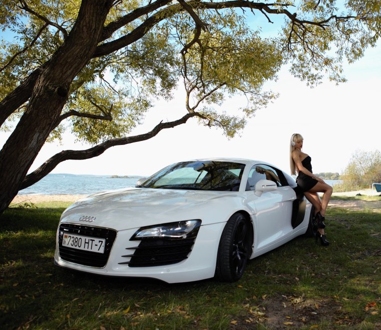 Ауди р8 с девушкой