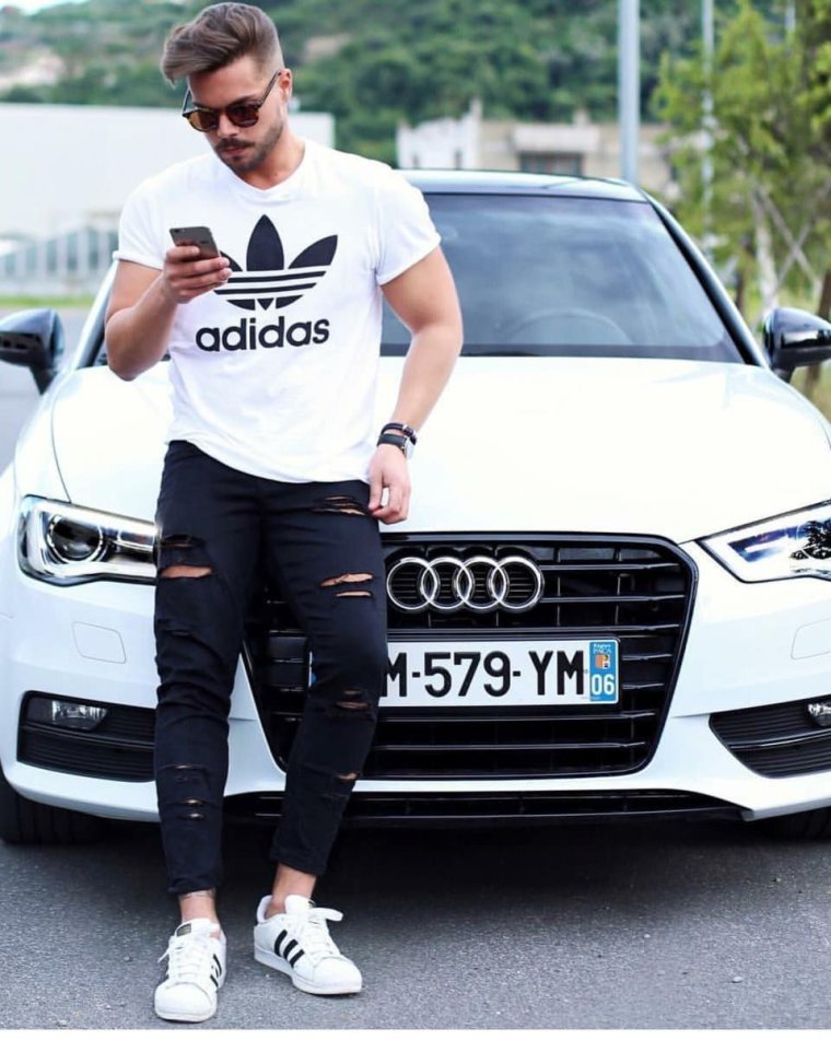 Парень возле машины