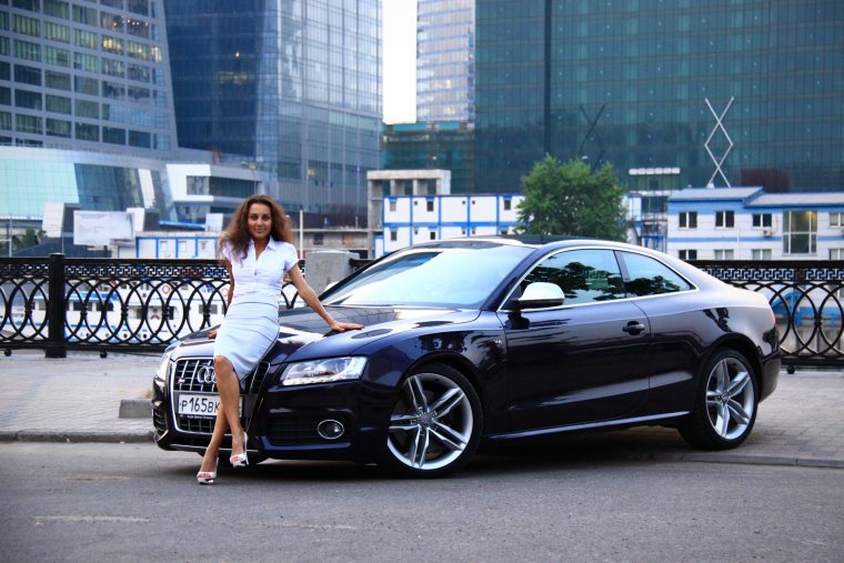 Машина на фоне Москвы