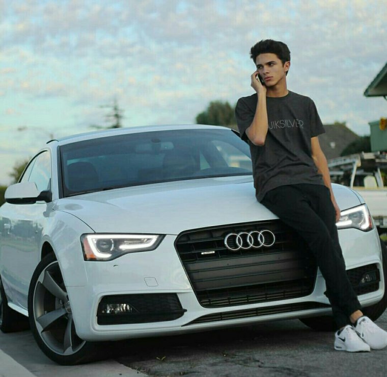 Мужчина в Ауди