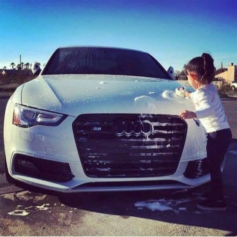 Парень возле Ауди