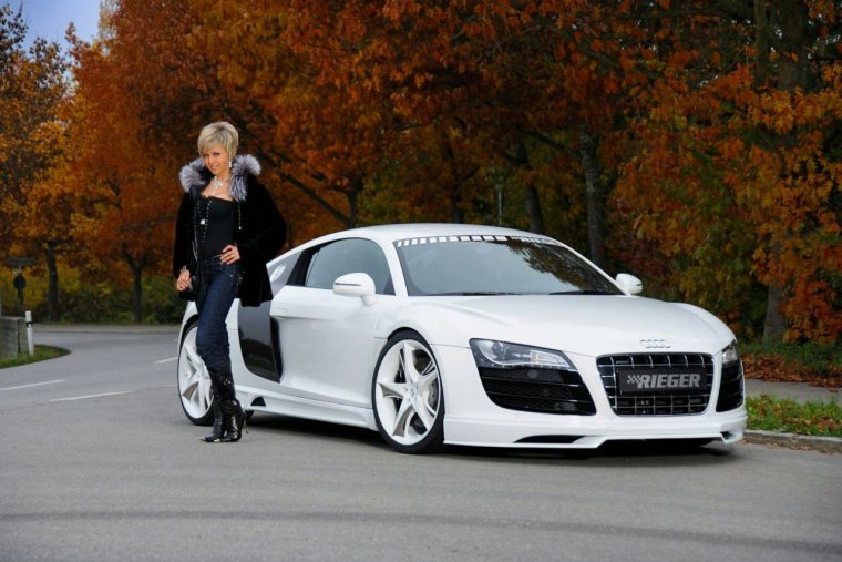 Девушка возле Ауди р8