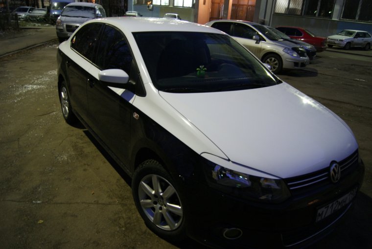Volkswagen Polo sedan в черной пленке