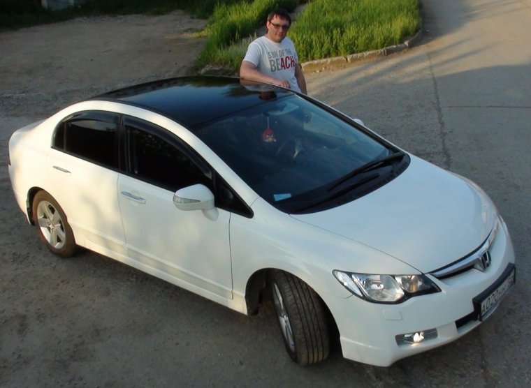 Белая машина с черным верхом