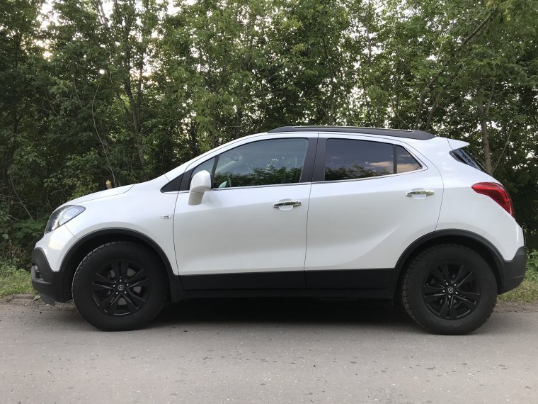 Оклейка решетки радиатора черной пленкой Мазда 6