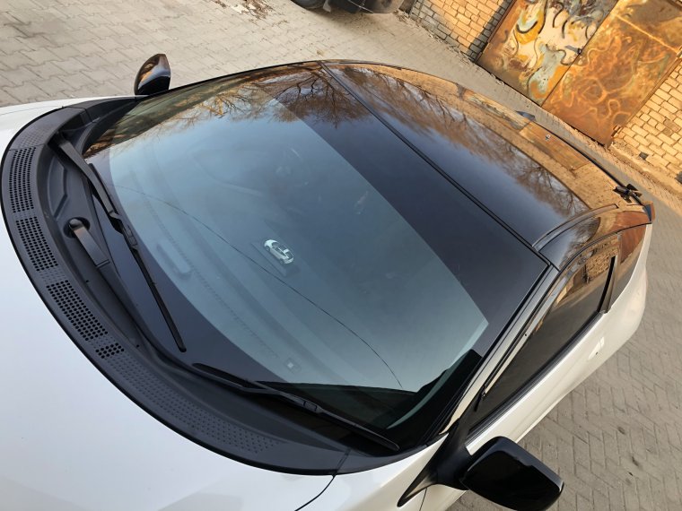 Белая машина с черной крышей и капотом