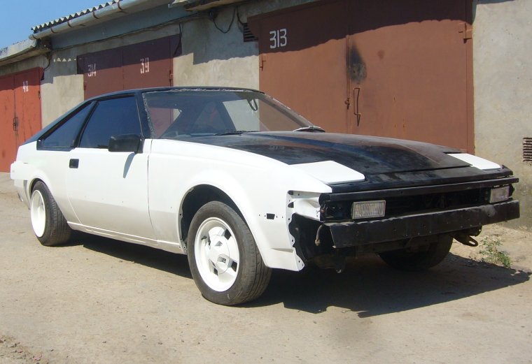 Машина с черной крышей