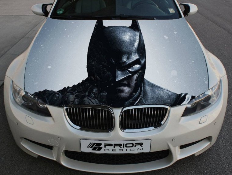 Машина с фигуркой на капоте